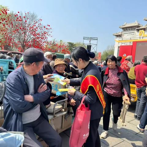 中国银行涡阳团结路支行开展“守护人民币尊严·抵制冥币仿制”专项宣传活动