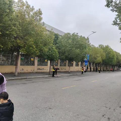 那一抹黄，是最靓丽的风景—南阳市实验学校四十一班护学岗行动