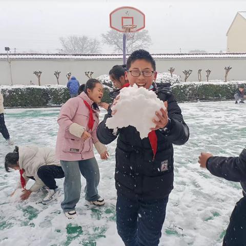 童心遇初雪，欢乐撞满怀