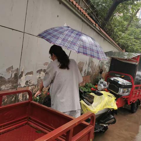 雨天巡查排隐患  撑起居民“安全伞”