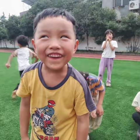 阳光下的童年乐章