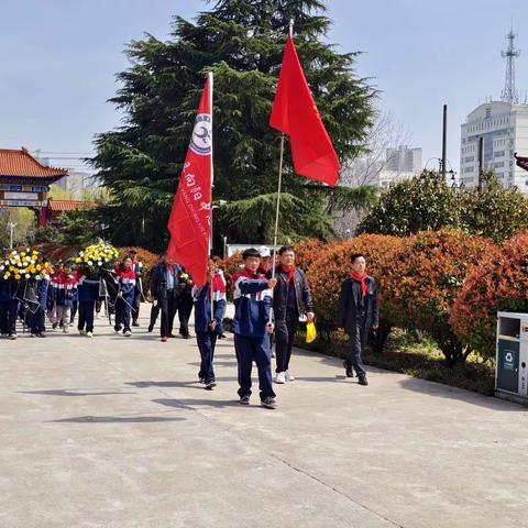 向阳中心小学举行烈士陵园扫墓仪式，缅怀革命先烈