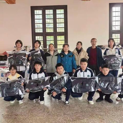 承君衣一缕，暖我少年冬