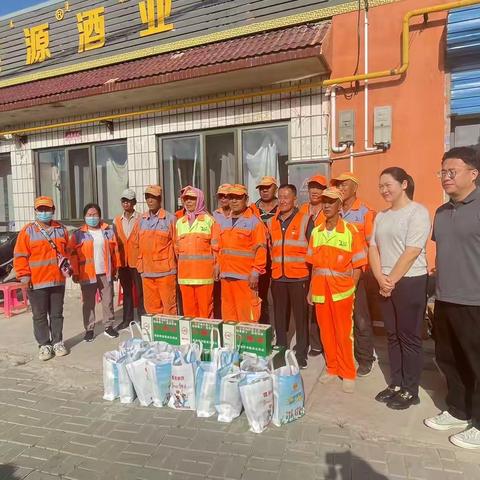 夏送清凉 致敬城市"美容师" ——青山区总工会慰问两镇项目环卫工人