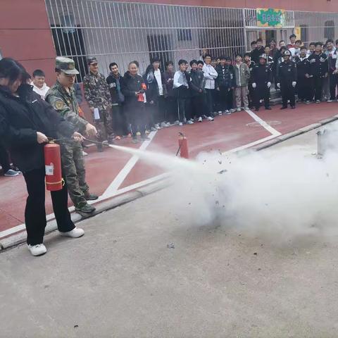 消防牢记心间，演练护卫平安 ---西安市庆华中学十九中学校区 消防安全演练