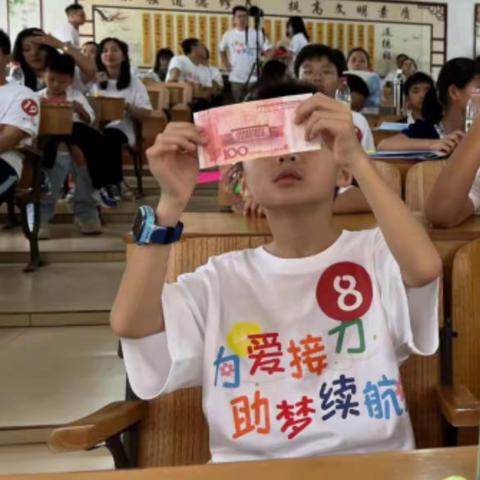 怀集的这群小学生学习辨别“真假币”非常认真