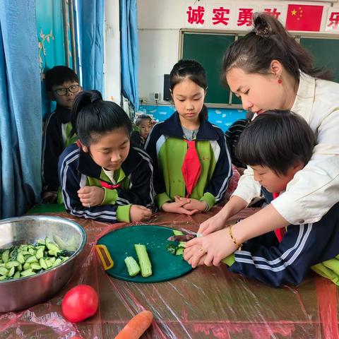 加强劳动教育 争做劳动小能手——杜生镇杜生小学“学做家常菜”劳动实践活动