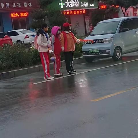 冬日护学岗，撑起平安伞——临沂四小六年级13班