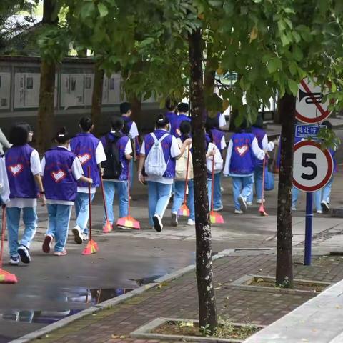 “共建文明校园，共享绿色未来”乐东中学志愿者校园清扫活动