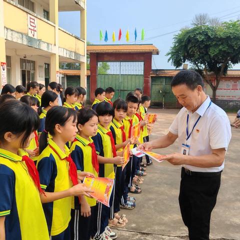 党旗引领，转变作风——陆屋镇教坪小学2024年春季学期期末质量检测总结表彰会