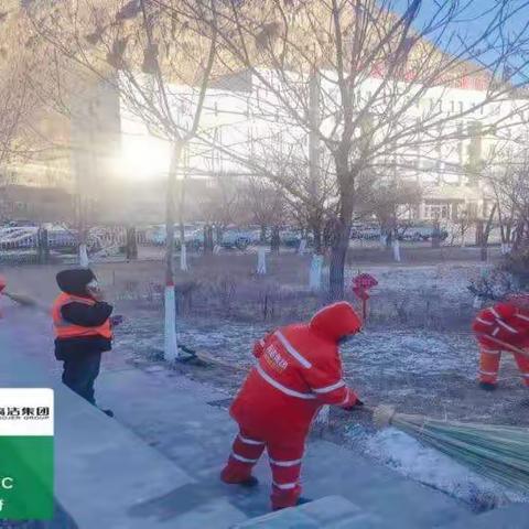 落叶缤纷秋意浓 环卫作业清扫忙