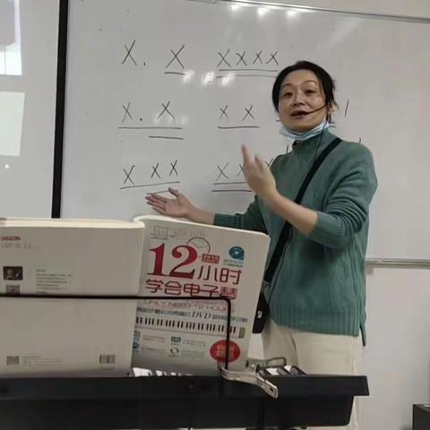 这学期结啦！老年大学电子琴103班学员在张英老师的课堂上，收获了知识、初步学会电子琴弹奏技巧和方法，当然后面要学的重点难点还很多，我们会加倍努力，勤学苦练，在老师的指导下弹出最美妙的音乐。