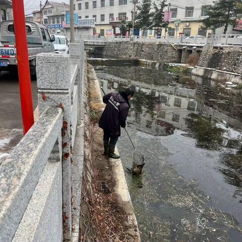 清理河道垃圾，美化乡村环境