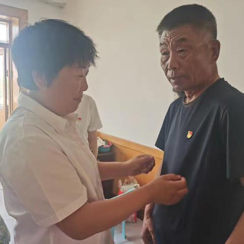 情暖七一送关怀、走访慰问暖党心，建疆红社区党支部开展走访慰问老党员活动