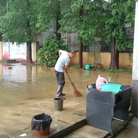 筑牢校园防汛安全线，范屯小学全员教师在行动