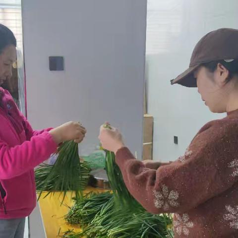 冬至暖人心 党群伴您行——西关社区企退人员包饺子活动