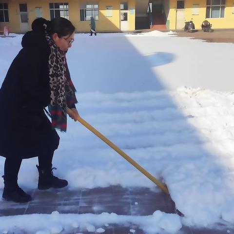 清扫积雪，迎接学子归来——白阳中心小学开展扫雪除冰劳动