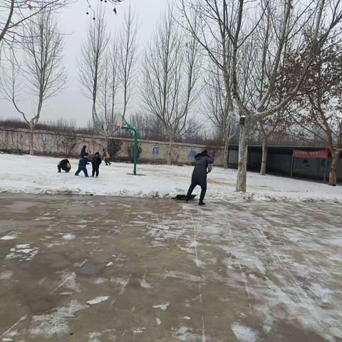 涧岗乡闫庄小学教师组织扫除积雪，保障师生安全