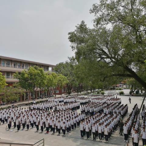 学军人之风采，强自身之素质——龙门中学高一级军训动员大会