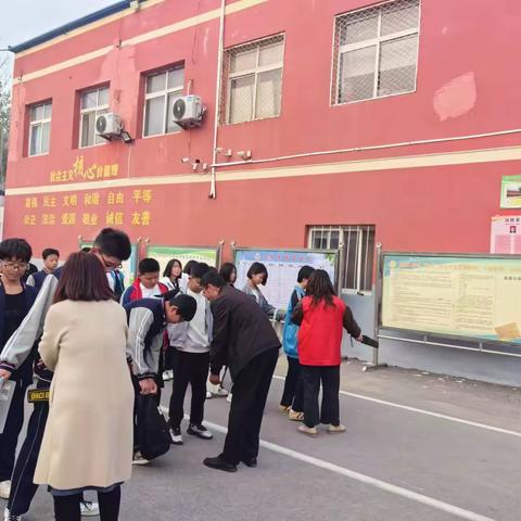 安全排查 共建和谐文明校园——槐桥镇中学开展违禁物品搜查