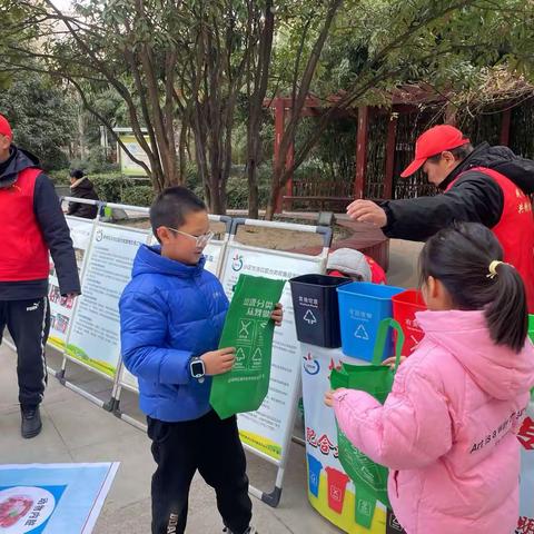 携手共创绿色家园 —— 碑林区垃圾分类宣传引导工作队在秋林苑小区在行动（三）