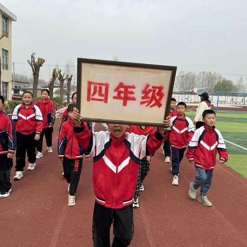 为四年级运动健儿留下精彩瞬间