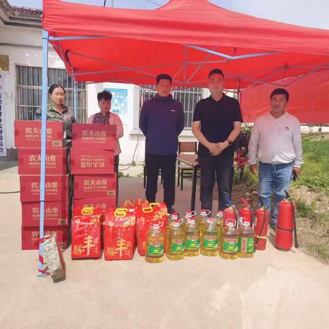 睢县孙聚寨乡袁尧村：麦收时节暖意浓，爱心捐赠情更真​