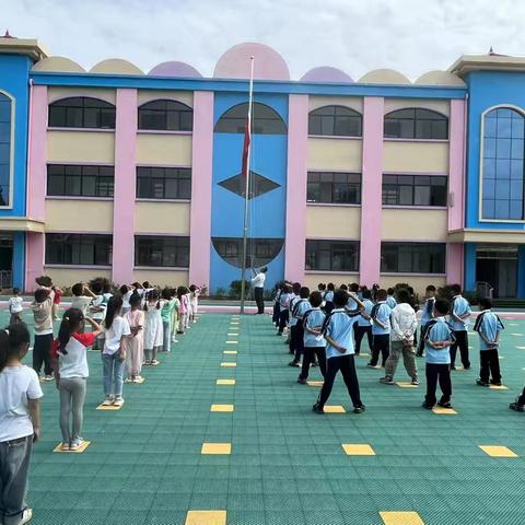 6月3日，均川镇小学周家畈校区举行了升旗仪式和少先队新队员入队活动。
