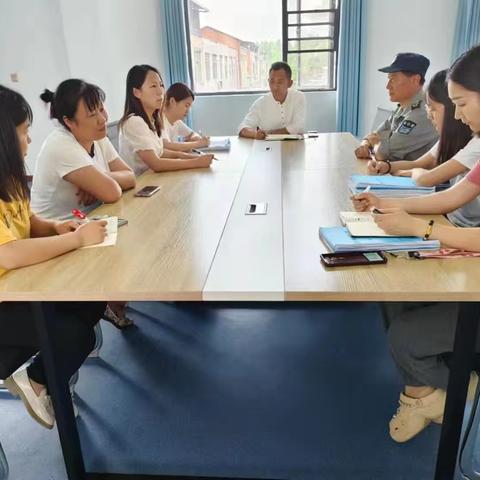 6月12日，均川镇小学周家畈校区召开月度安全卫生会议。