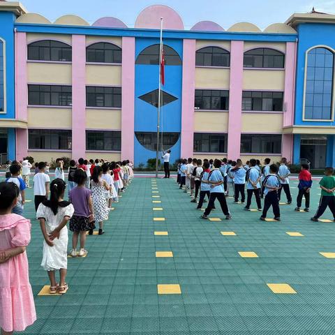 6月17日，均川镇小学周家畈校区举行了升旗仪式。