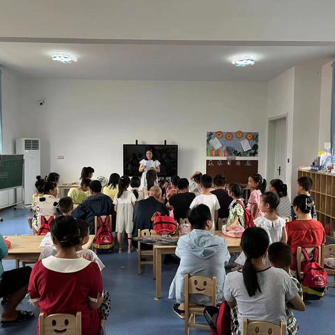 6月21日，均川镇小学周家畈校区召开幼儿园家长会