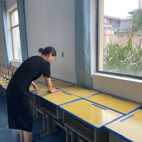 6月25日，均川镇小学周家畈校区进行了卫生大扫除。并对幼儿玩具、床上用品、厨具进行了清洗和晾晒。