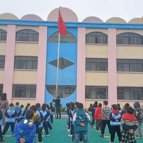 11 月25日，均川镇小学周家畈校区举行了升旗仪式