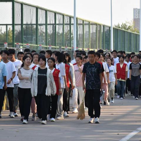 高陵一中组织学生开展一中路大擦洗活动