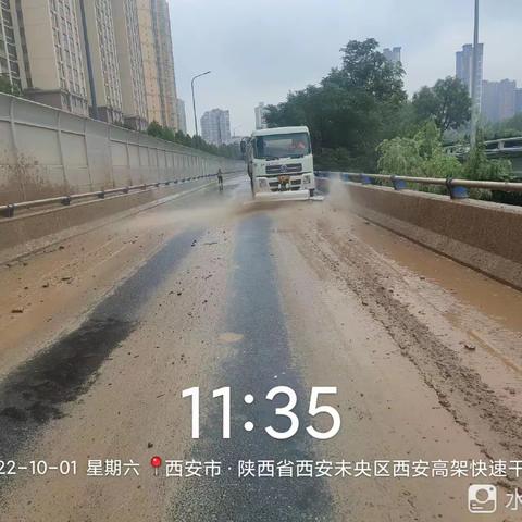 迅速处理道路抛洒 还道路洁净 为安全护航