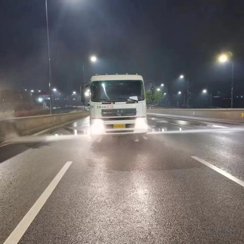 雨后路即净，冲洗降尘保障畅通