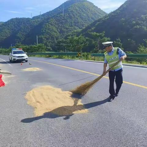 占道晾晒隐患大 太白公安交警清理除隐患