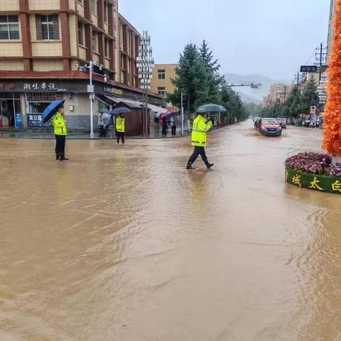 风雨同舟 人民至上-太白公安交警雨中坚守践行初心使命