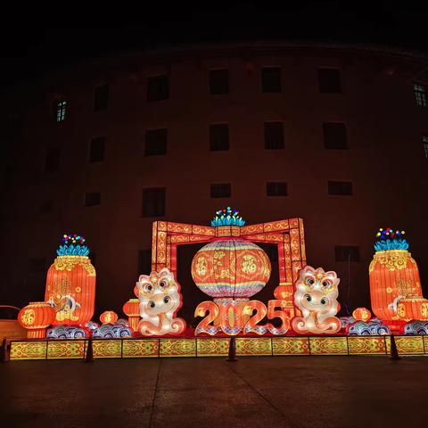 校园是暮色夜空中闪烁的身 星，照亮我们前行的躞