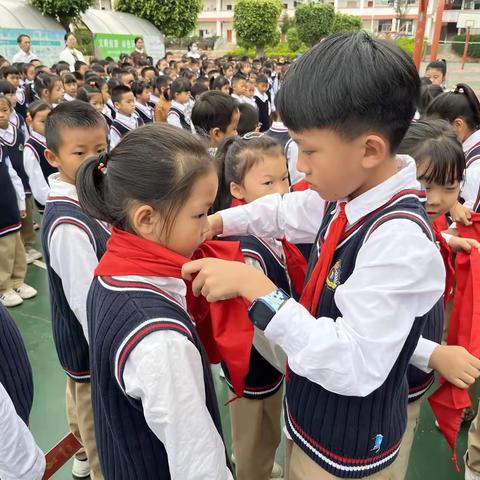 喜迎二十大 红领巾促成长——文山市第一小学教育集团建队日主题系列活动