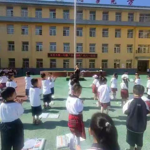 童心永向党  涂手绘丹青 ——北关小学一年级学生"百人涂鸦"庆六一活动