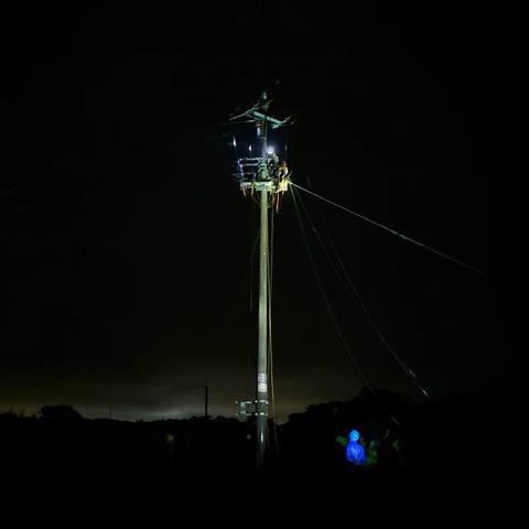 国网池州市贵池区供电公司：深夜雷击断线 冒雨紧急修复