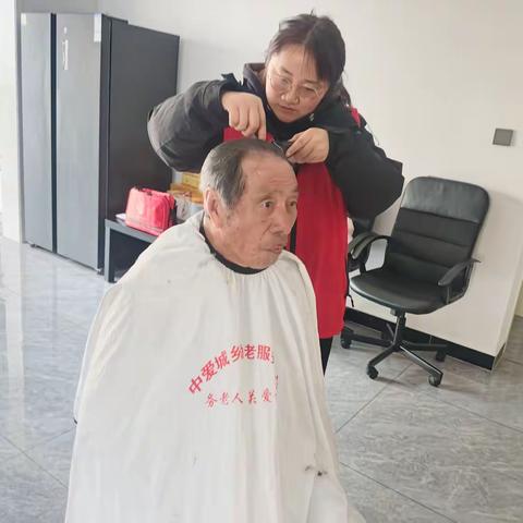 为一头“银发”    理一寸温暖