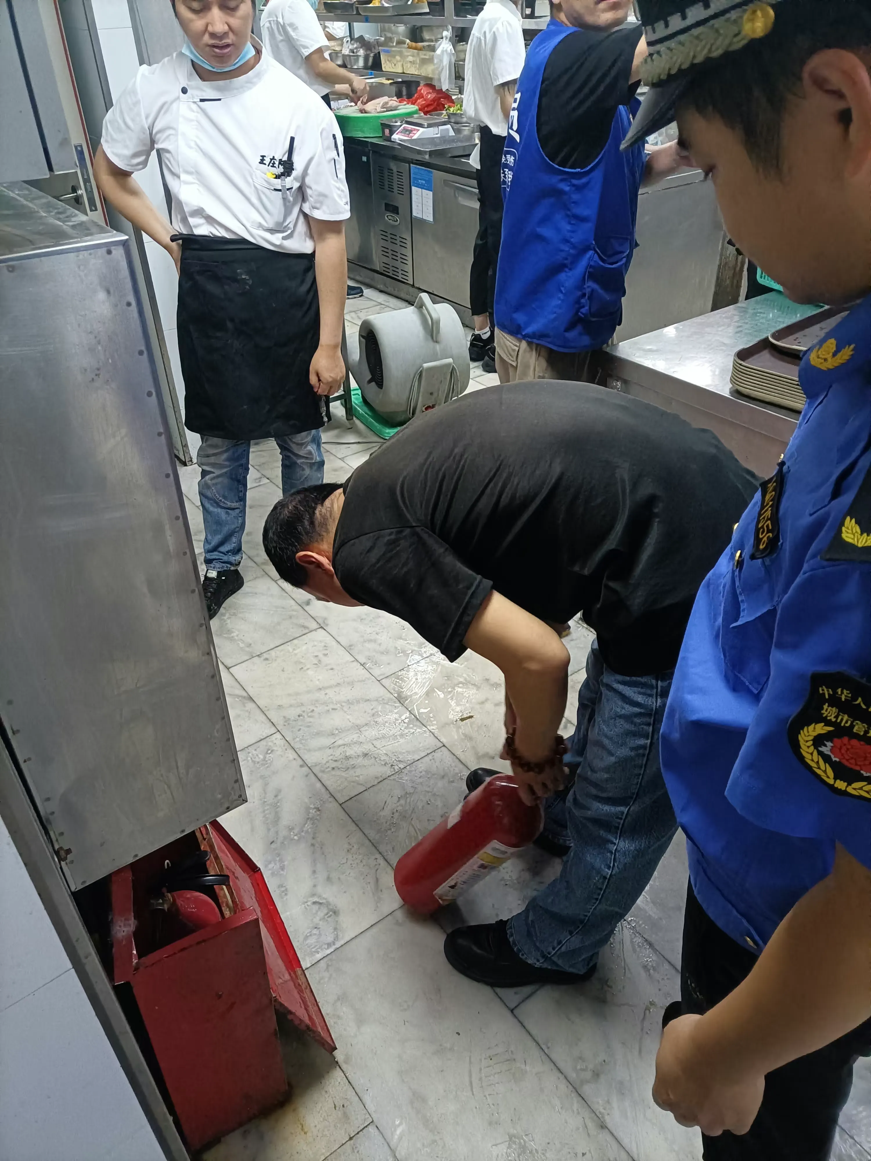 简篇-上下杭社区端午“不打烊”燃气检查促提升