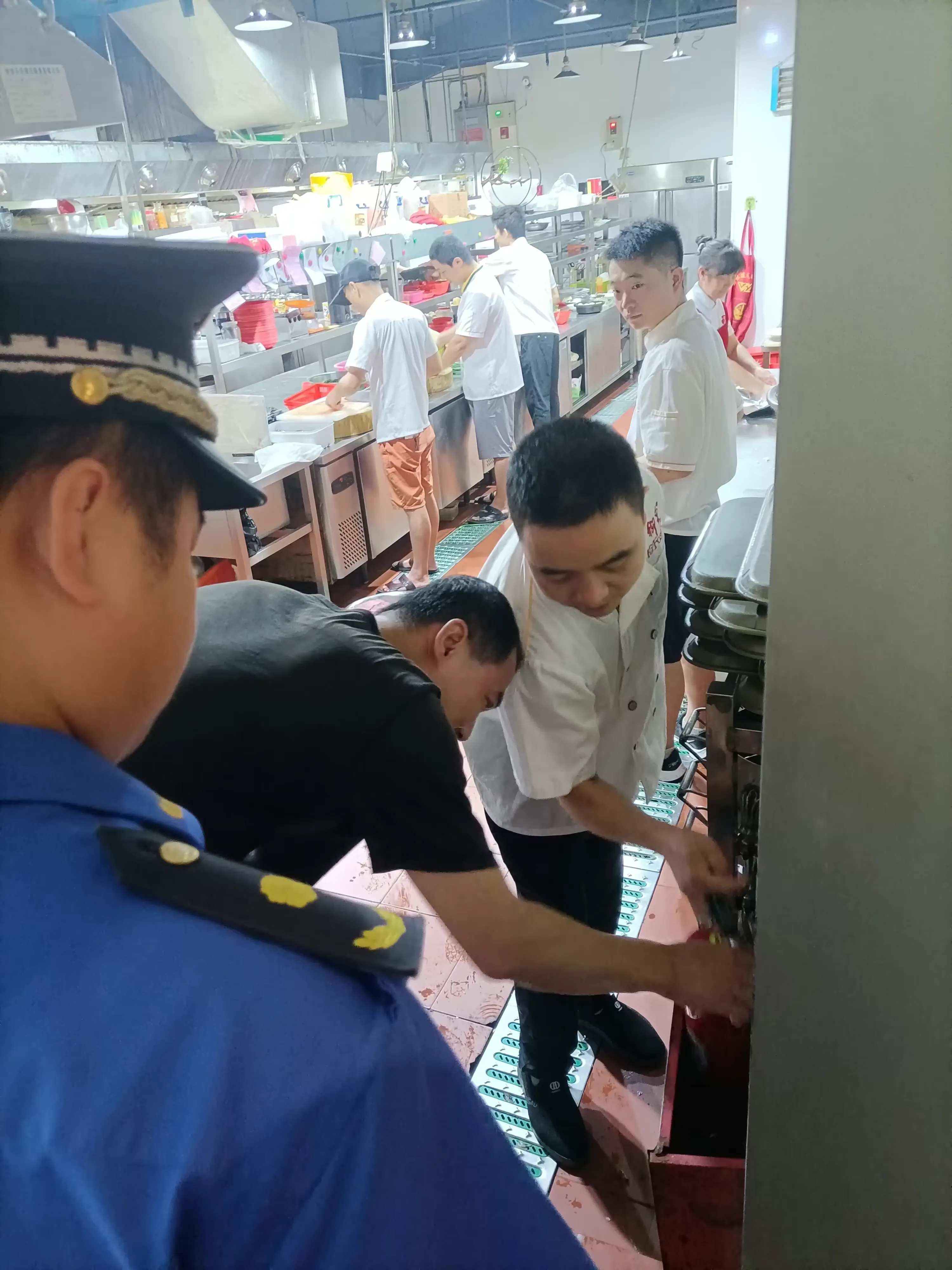 简篇-上下杭社区端午“不打烊”燃气检查促提升