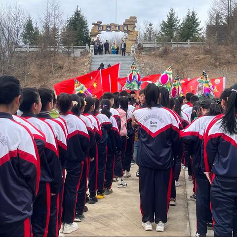 “清明祭英烈， 红色永传承”——清凉山小学开展清明祭英烈活动