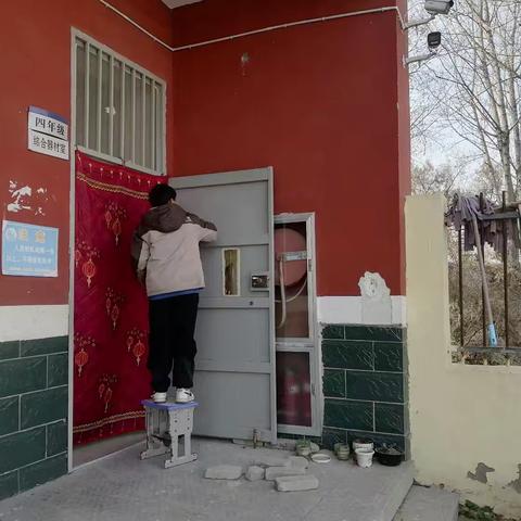 师生齐动手，共护“暖”校园----第四疃镇朱庄小学