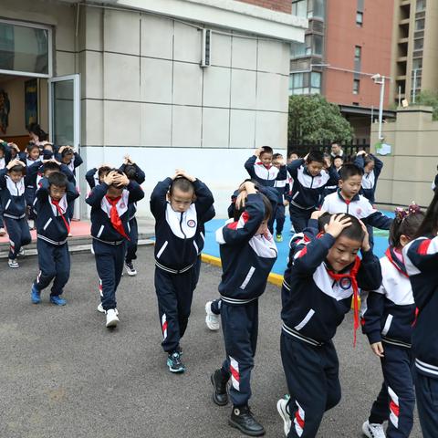 以“练”筑防  临“震”不慌——西安浐灞阳光海蓝小学开展防震应急疏散演练活动