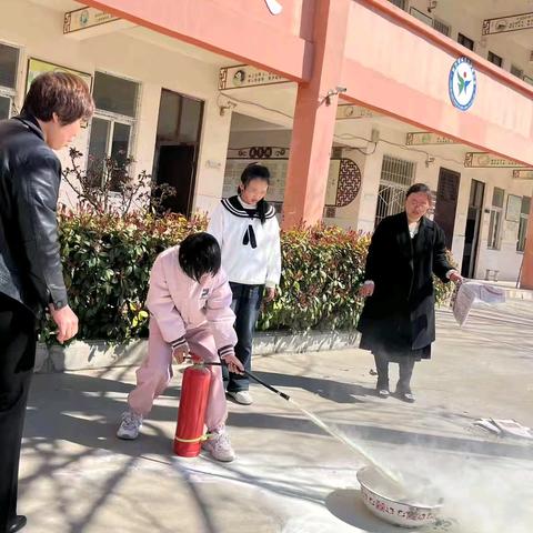 消防演练🧯 防患未“燃”🔥——封丘县黄德镇教育总校成员校蒋村小学消防演练