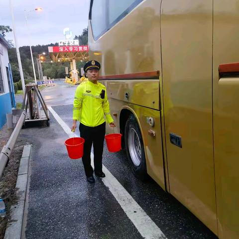 风雨无情 高速有爱